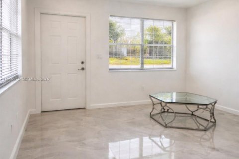 House in Hollywood, Florida 2 bedrooms, 165.74 sq.m. № 2056887 - photo 2