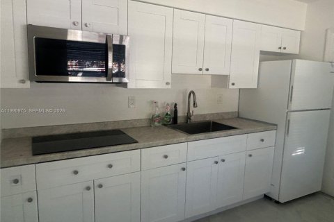 House in Hollywood, Florida 2 bedrooms, 165.74 sq.m. № 2056887 - photo 8