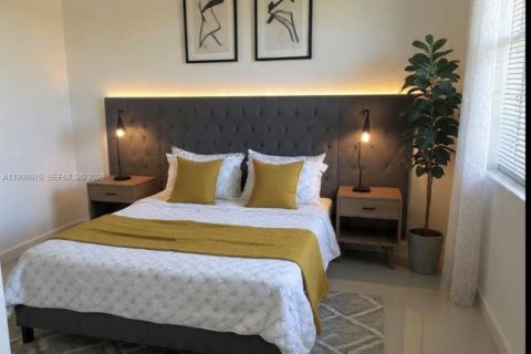 House in Hollywood, Florida 2 bedrooms, 165.74 sq.m. № 2056887 - photo 6