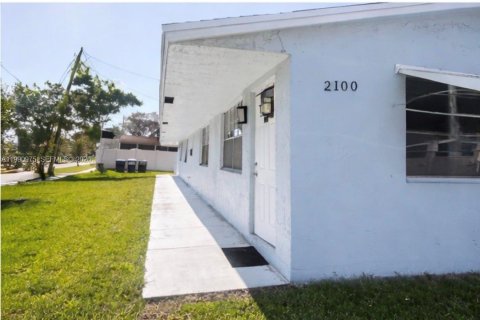 House in Hollywood, Florida 2 bedrooms, 165.74 sq.m. № 2056887 - photo 1