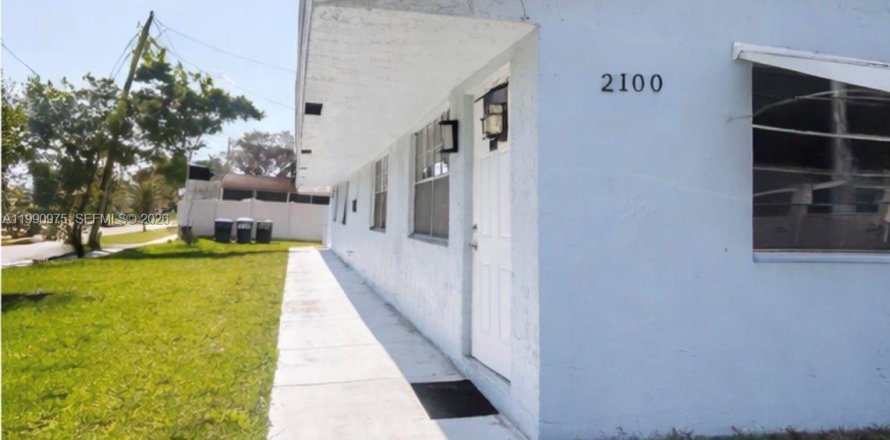 House in Hollywood, Florida 2 bedrooms, 165.74 sq.m. № 2056887