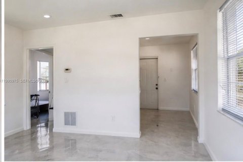 House in Hollywood, Florida 2 bedrooms, 165.74 sq.m. № 2056887 - photo 3