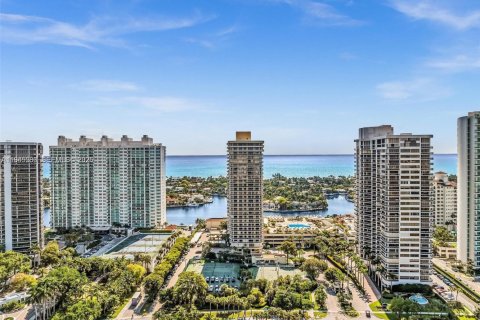 Condo in Aventura, Florida, 2 bedrooms  № 2002518 - photo 30