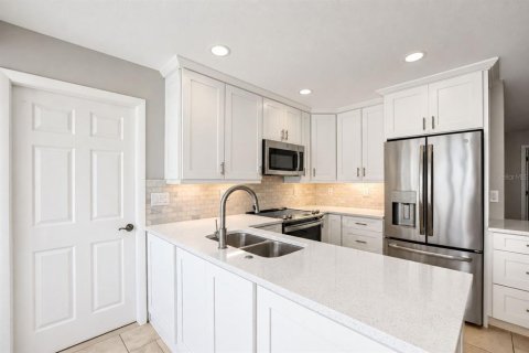 House in Palm Harbor, Florida 2 bedrooms, 113.34 sq.m. № 2399490 - photo 4