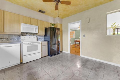 House in Miami Shores, Florida 3 bedrooms, 170.38 sq.m. № 1834033 - photo 11