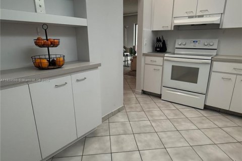 Condo in Hollywood, Florida, 2 bedrooms  № 1938031 - photo 11