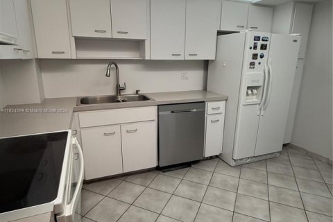 Condo in Hollywood, Florida, 2 bedrooms  № 1938031 - photo 12