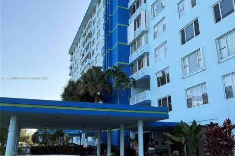 Condo in Hollywood, Florida, 2 bedrooms  № 1938031 - photo 2