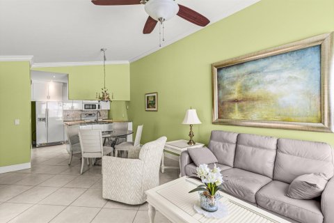 Condo in Hypoluxo, Florida, 2 bedrooms № 2153943 - photo 3
