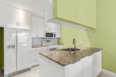Condo in Hypoluxo, Florida, 2 bedrooms № 2153943 - photo 5