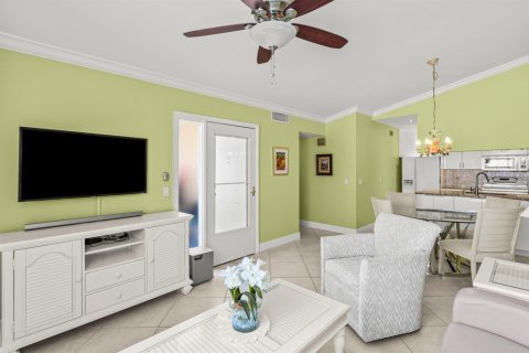 Condo in Hypoluxo, Florida, 2 bedrooms № 2153943 - photo 9