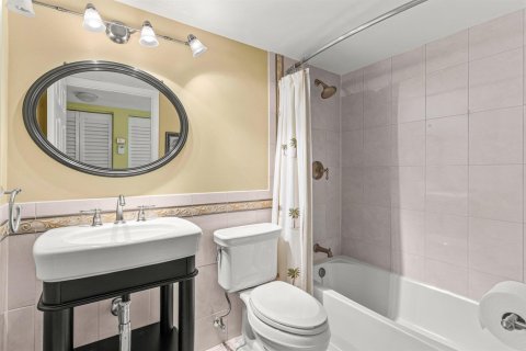 Condo in Hypoluxo, Florida, 2 bedrooms № 2153943 - photo 14
