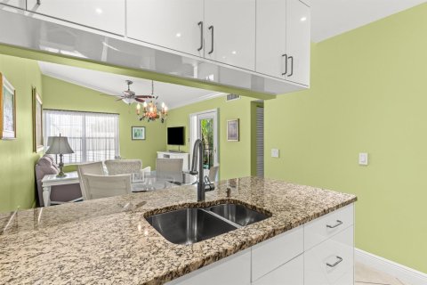 Condo in Hypoluxo, Florida, 2 bedrooms № 2153943 - photo 6