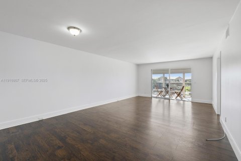 Condo in Pembroke Pines, Florida, 2 bedrooms  № 1987887 - photo 7