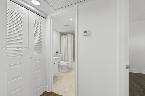 Condo in Pembroke Pines, Florida, 2 bedrooms  № 1987887 - photo 18