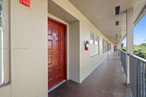 Condo in Pembroke Pines, Florida, 2 bedrooms  № 1987887 - photo 26