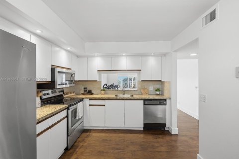 Condo in Pembroke Pines, Florida, 2 bedrooms  № 1987887 - photo 3