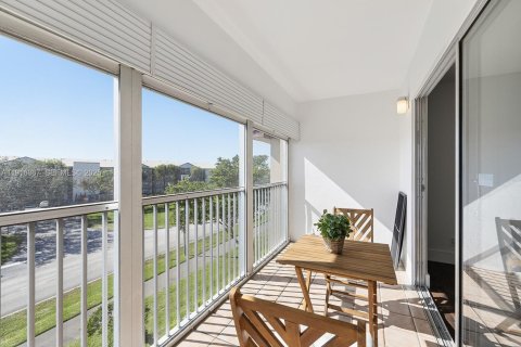 Condo in Pembroke Pines, Florida, 2 bedrooms  № 1987887 - photo 24