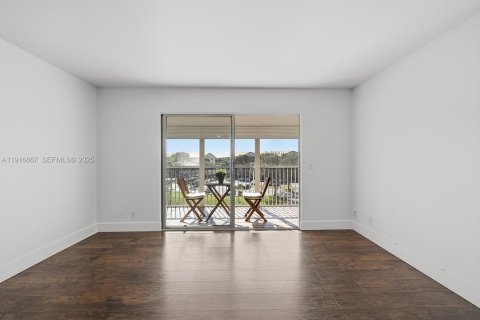 Condo in Pembroke Pines, Florida, 2 bedrooms  № 1987887 - photo 9