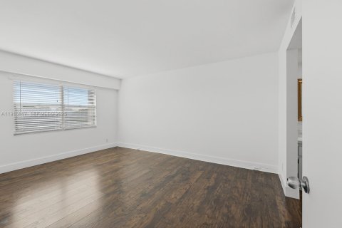 Condo in Pembroke Pines, Florida, 2 bedrooms  № 1987887 - photo 13