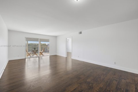 Condo in Pembroke Pines, Florida, 2 bedrooms  № 1987887 - photo 8