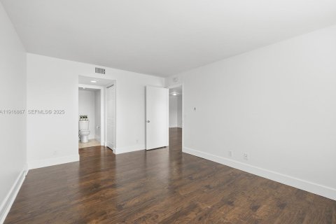 Condo in Pembroke Pines, Florida, 2 bedrooms  № 1987887 - photo 10