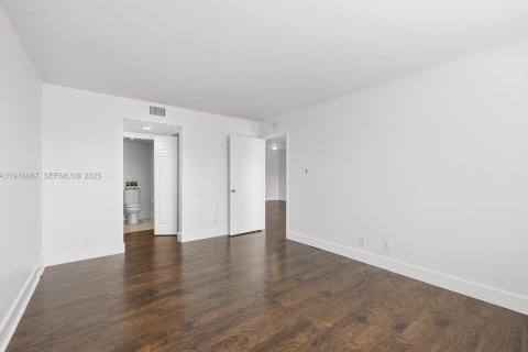 Condo in Pembroke Pines, Florida, 2 bedrooms  № 1987887 - photo 11