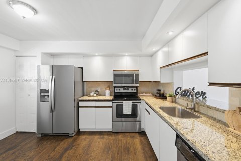 Condo in Pembroke Pines, Florida, 2 bedrooms  № 1987887 - photo 2