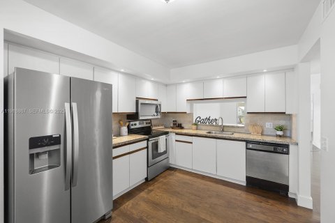 Condo in Pembroke Pines, Florida, 2 bedrooms  № 1987887 - photo 1