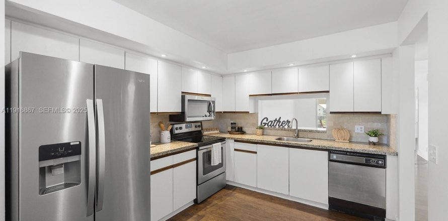 Condo in Pembroke Pines, Florida, 2 bedrooms  № 1987887