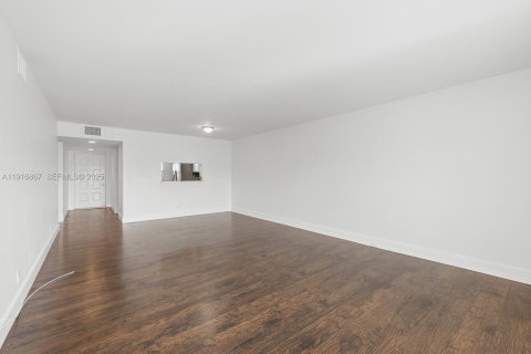 Condo in Pembroke Pines, Florida, 2 bedrooms  № 1987887 - photo 6