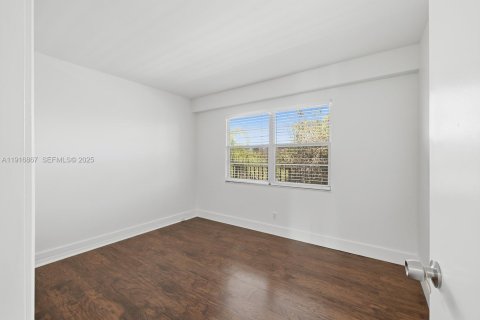 Condo in Pembroke Pines, Florida, 2 bedrooms  № 1987887 - photo 21