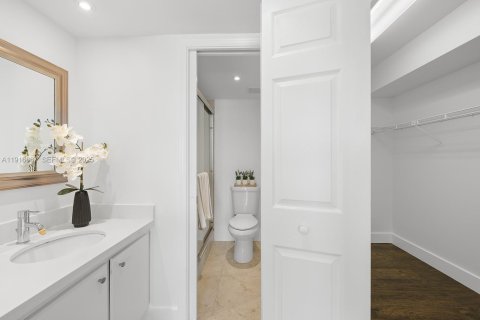 Condo in Pembroke Pines, Florida, 2 bedrooms  № 1987887 - photo 16