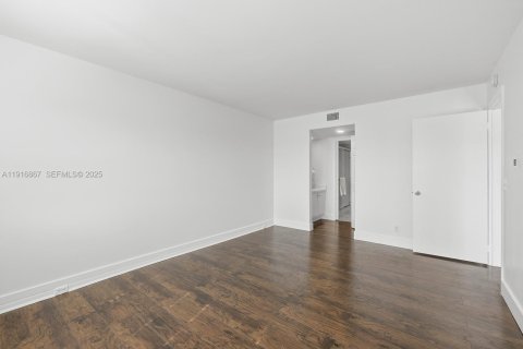 Condo in Pembroke Pines, Florida, 2 bedrooms  № 1987887 - photo 12