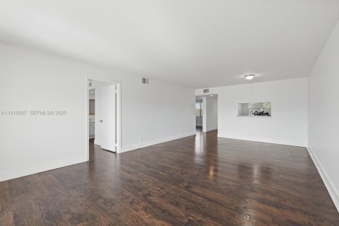 Condo in Pembroke Pines, Florida, 2 bedrooms  № 1987887 - photo 5