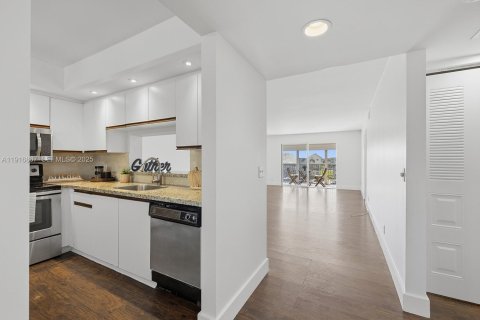 Condo in Pembroke Pines, Florida, 2 bedrooms  № 1987887 - photo 4