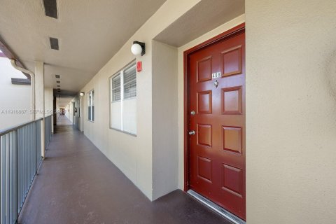 Condo in Pembroke Pines, Florida, 2 bedrooms  № 1987887 - photo 25