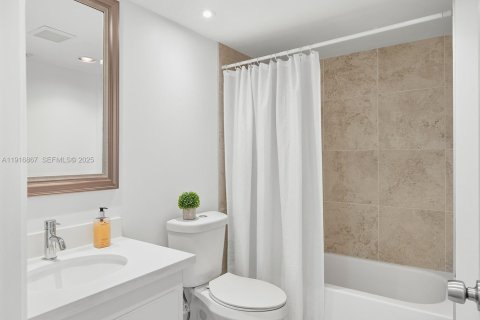 Condo in Pembroke Pines, Florida, 2 bedrooms  № 1987887 - photo 22