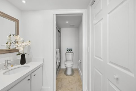 Condo in Pembroke Pines, Florida, 2 bedrooms  № 1987887 - photo 15