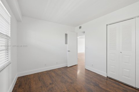 Condo in Pembroke Pines, Florida, 2 bedrooms  № 1987887 - photo 19