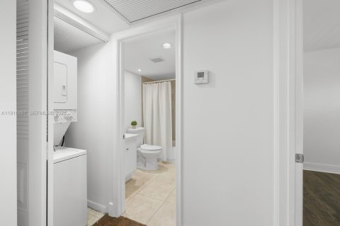 Condo in Pembroke Pines, Florida, 2 bedrooms  № 1987887 - photo 17