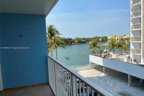 Copropriété à vendre à Miami Beach, Floride: 1 chambre, 79.43 m2 № 1979222 - photo 1