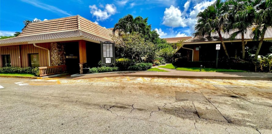 Commercial property in Sunrise, Florida № 869282