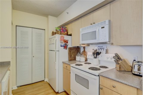 Condominio en alquiler en Hollywood, Florida, 2 dormitorios, 93.09 m2 № 2086434 - foto 4