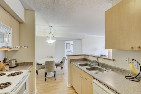 Condominio en alquiler en Hollywood, Florida, 2 dormitorios, 93.09 m2 № 2086434 - foto 5