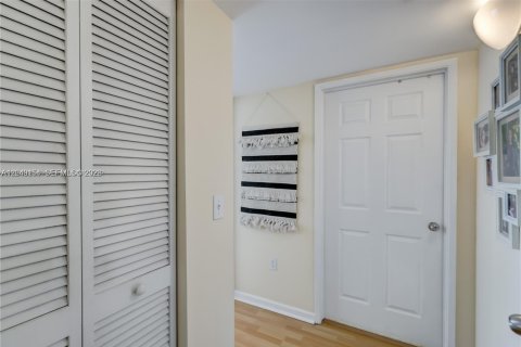 Condominio en alquiler en Hollywood, Florida, 2 dormitorios, 93.09 m2 № 2086434 - foto 18