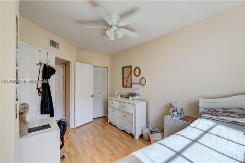 Condominio en alquiler en Hollywood, Florida, 2 dormitorios, 93.09 m2 № 2086434 - foto 17