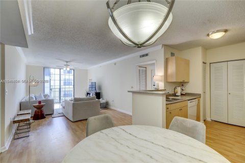 Condominio en alquiler en Hollywood, Florida, 2 dormitorios, 93.09 m2 № 2086434 - foto 13