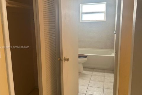 Propiedad comercial en venta en Fort Lauderdale, Florida, 264.31 m2 № 1991376 - foto 24