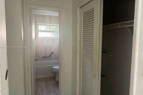 Propiedad comercial en venta en Fort Lauderdale, Florida, 264.31 m2 № 1991376 - foto 12